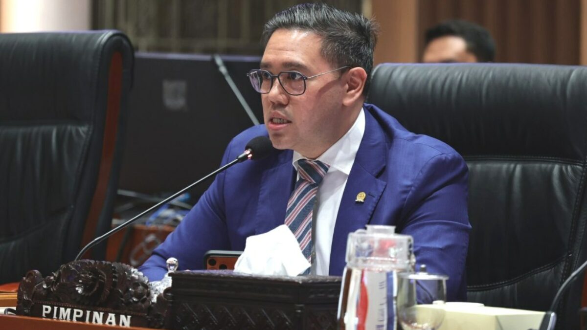 Dave Laksono, Wakil Ketua Komisi I DPR RI, dalam konteks pembahasan revisi Undang-Undang Peradilan Militer pascaputusan MK.
