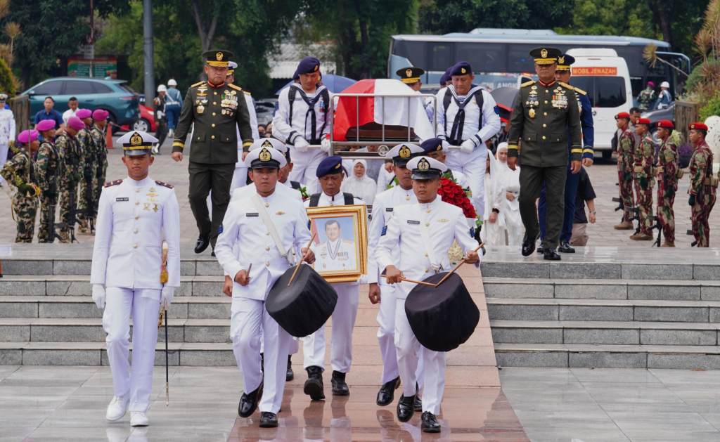 Upacara pemakaman militer mantan Panglima TNI Widodo AS di Taman Makam Pahlawan Kalibata yang dihadiri SBY dan jajaran pejabat negara.