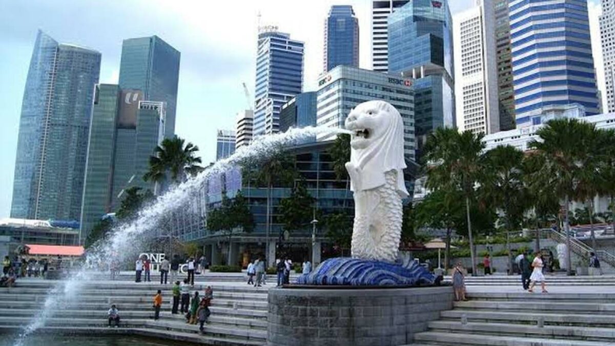 Infrastruktur gas alam dan fasilitas energi yang berkaitan dengan pasokan gas pipa serta impor LNG Singapura.
