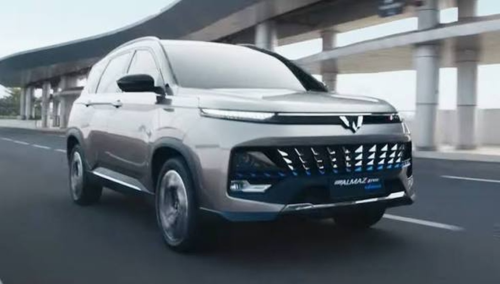 Mobil hybrid melintas di jalan perkotaan di tengah usulan insentif kendaraan elektrifikasi oleh pemerintah.