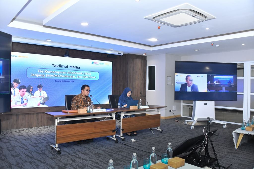 Kepala Badan Kebijakan Pendidikan Dasar dan Menengah, Toni Toharudin, dan Kepala Pusat Asesmen Pendidikan, Rahmawati, dalam taklimat media persiapan TKA 2026 di Jakarta.