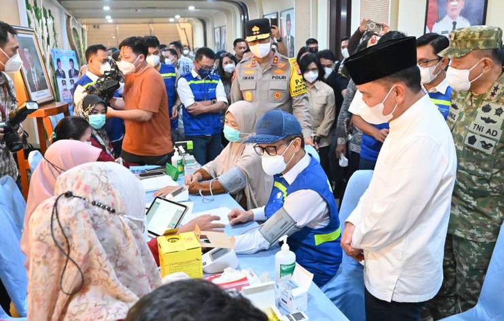 Menteri Kesehatan Budi Gunadi Sadikin saat meninjau fasilitas kesehatan untuk penanganan dampak kabut asap karhutla di Palangka Raya.