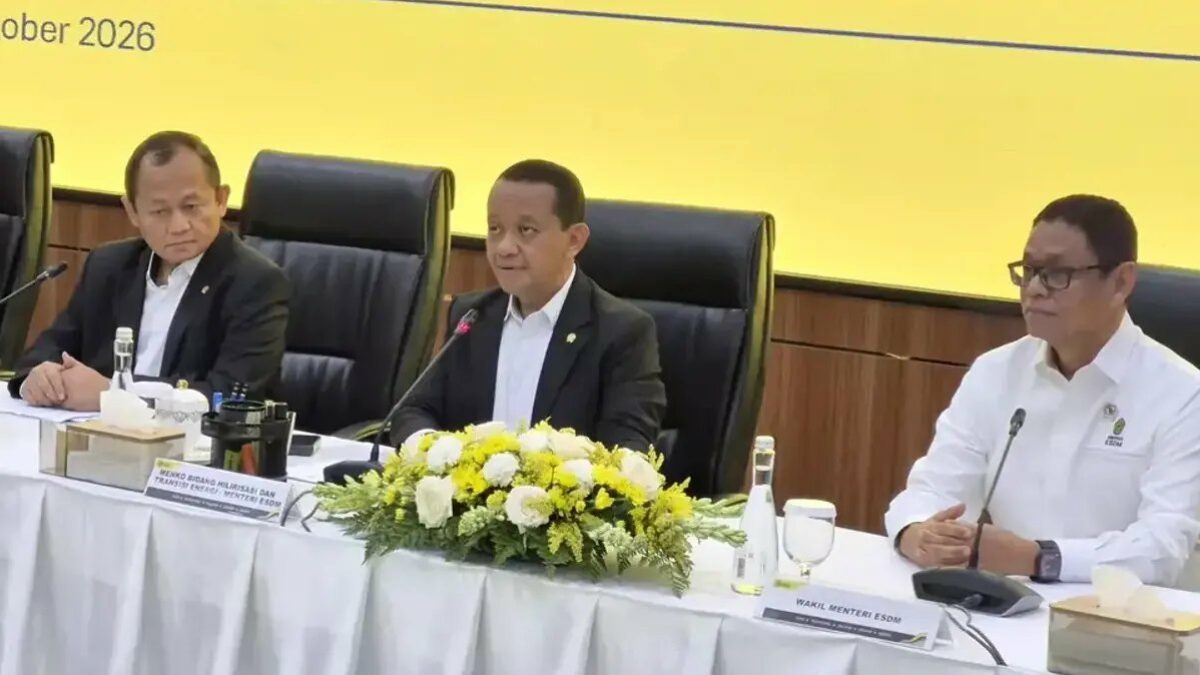 Bahlil Lahadalia menyampaikan penjelasan pemerintah mengenai pemangkasan ekspor gas Indonesia ke Singapura.