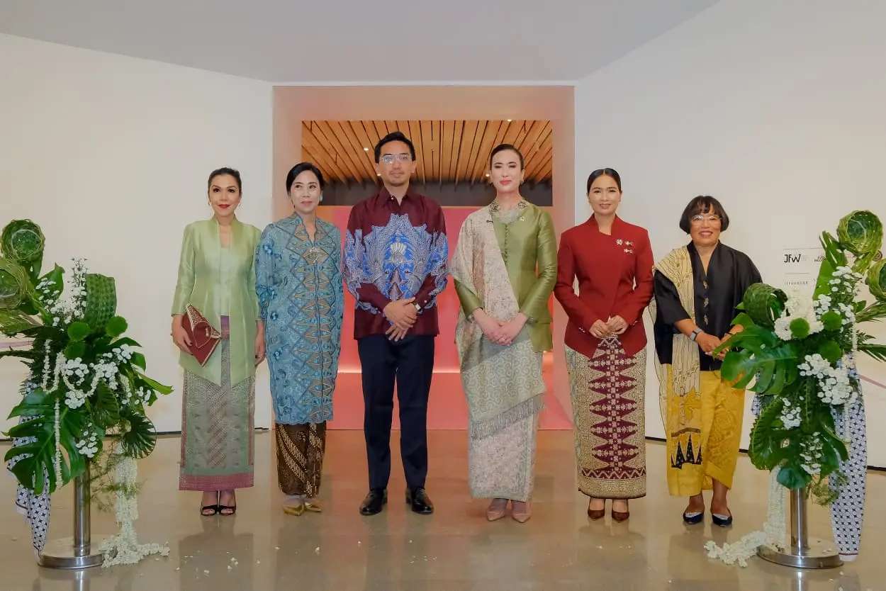 Koleksi kebaya dan wastra Asia Tenggara dalam pameran Waves of Weave di Museum Nasional Jakarta.