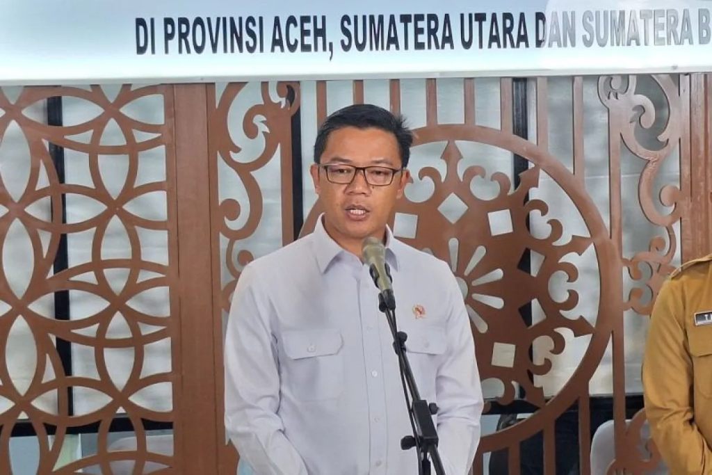 Menko PMK Sugiono saat menyampaikan laporan progres rehabilitasi dan rekonstruksi pascabencana Sumatera di Jakarta.