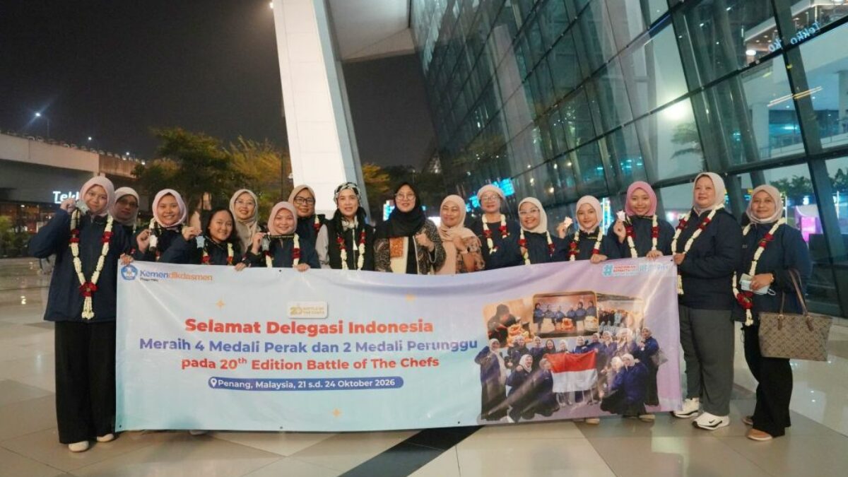 Murid SLB Indonesia mengikuti kompetisi kuliner Battle of the Chefs 2026 di Penang, Malaysia, dengan karya kue dekoratif.