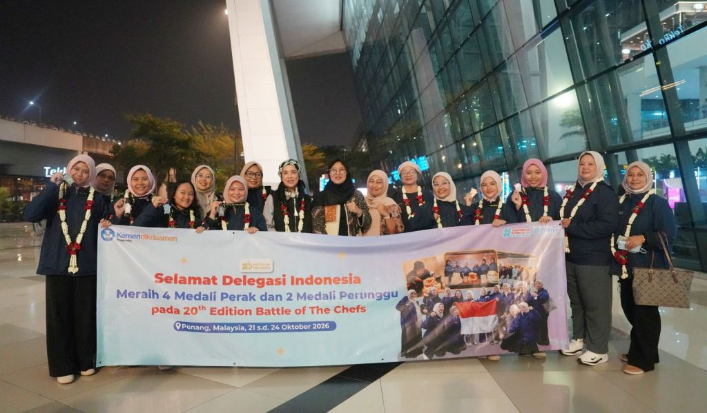 Murid SLB Indonesia mengikuti kompetisi kuliner Battle of the Chefs 2026 di Penang, Malaysia, dengan karya kue dekoratif.