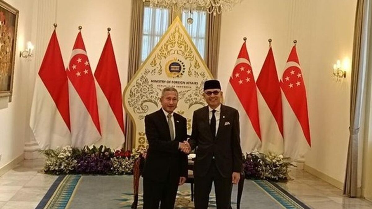 Menlu RI Arrmanatha Nasir dan Menlu Singapura Vivian Balakrishnan dalam kunjungan bilateral di Gedung Pancasila, Jakarta.