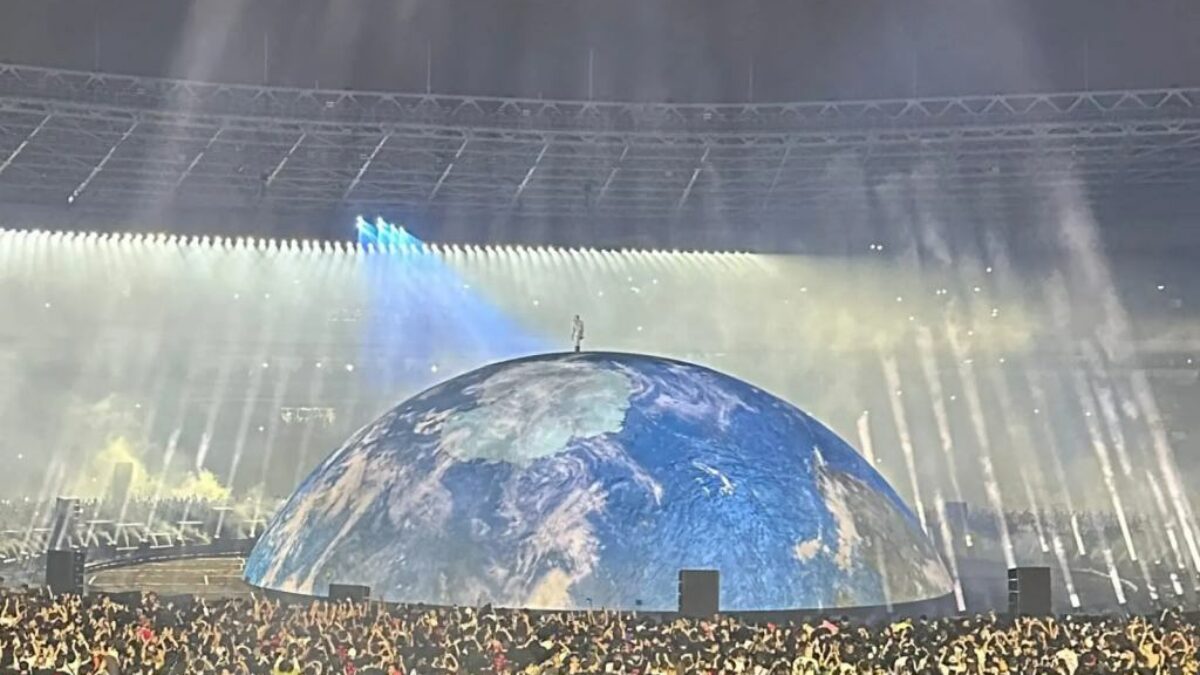 Konser Ye di Stadion Utama GBK Jakarta yang menarik puluhan ribu penonton dan berpotensi menggerakkan ekonomi pariwisata.