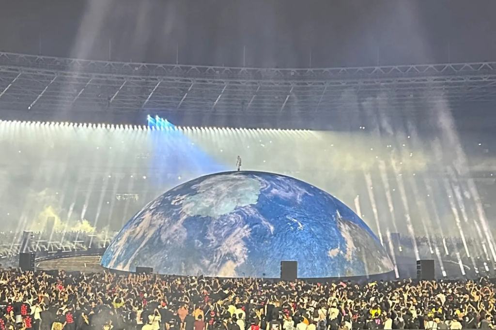 Konser Ye di Stadion Utama GBK Jakarta yang menarik puluhan ribu penonton dan berpotensi menggerakkan ekonomi pariwisata.