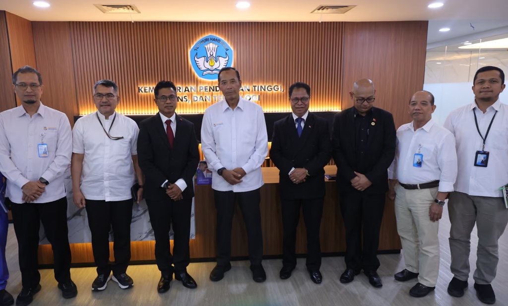 Pertemuan Wamendiktisaintek Fauzan dan Waperdam Timor-Leste Mariano Assanami Sabino Lopes membahas kerja sama pendidikan tinggi Indonesia-Timor-Leste.