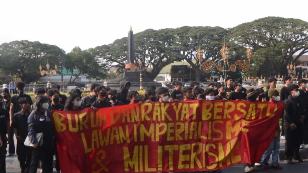 Massa Aliansi Rakyat Bangkit Bersatu berunjuk rasa di depan Balai Kota Malang dan menyuarakan tuntutan evaluasi MBG serta pembubaran Kopdes.