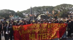 Massa Aliansi Rakyat Bangkit Bersatu berunjuk rasa di depan Balai Kota Malang dan menyuarakan tuntutan evaluasi MBG serta pembubaran Kopdes.