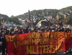Demo di Balai Kota Malang, Mahasiswa Soroti Anggaran MBG dan Tuntut Kopdes Dibubarkan