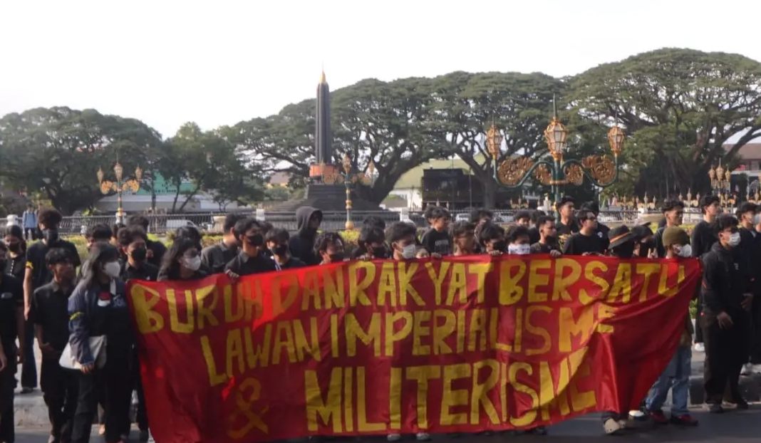Massa Aliansi Rakyat Bangkit Bersatu berunjuk rasa di depan Balai Kota Malang dan menyuarakan tuntutan evaluasi MBG serta pembubaran Kopdes.