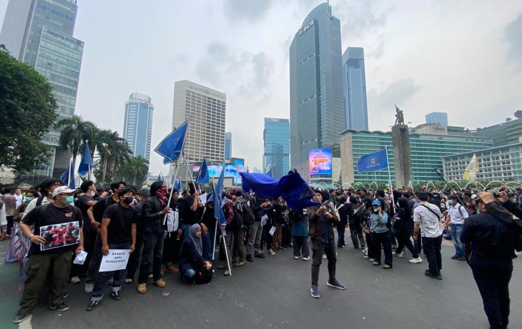 Massa mahasiswa berorasi dan membawa spanduk saat demonstrasi di Bundaran HI Jakarta pada Hari Sumpah Pemuda 2026.