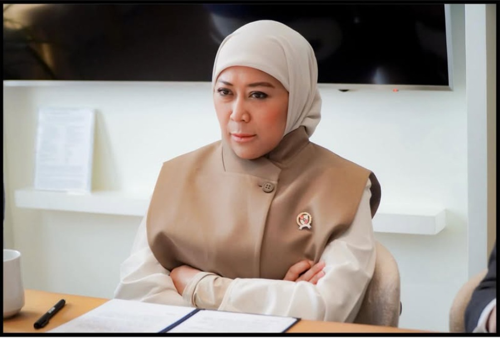 Menkomdigi Meutya Hafid membahas ketergantungan konektivitas internet Indonesia pada Singapura dan pentingnya penguatan infrastruktur kabel laut.