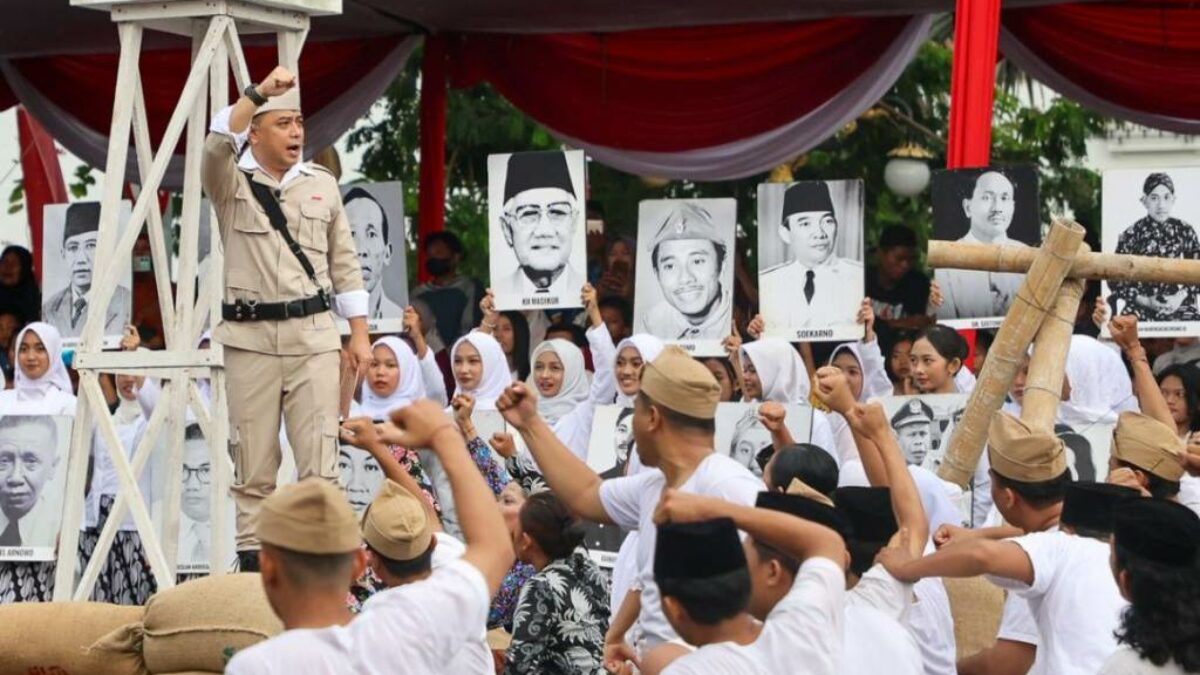 Rekonstruksi perjuangan arek-arek Suroboyo dalam Parade Surabaya Juang 2026 untuk memperingati Hari Pahlawan.