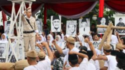 Rekonstruksi perjuangan arek-arek Suroboyo dalam Parade Surabaya Juang 2026 untuk memperingati Hari Pahlawan.