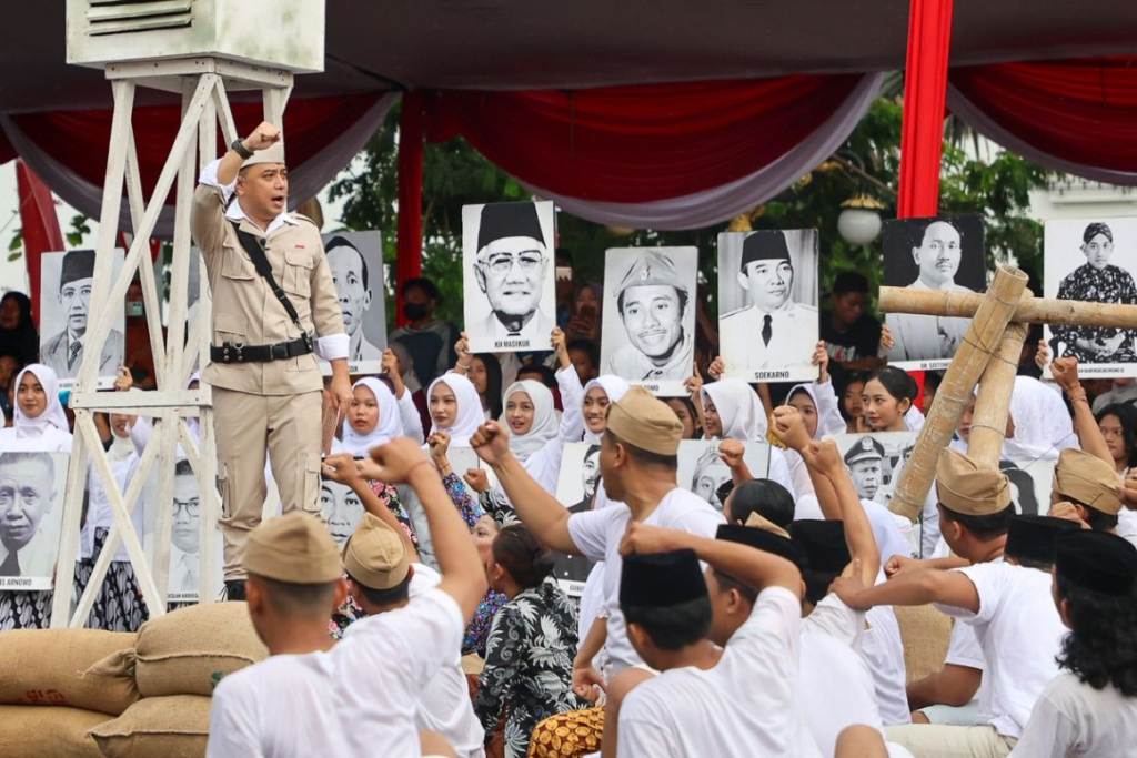 Rekonstruksi perjuangan arek-arek Suroboyo dalam Parade Surabaya Juang 2026 untuk memperingati Hari Pahlawan.