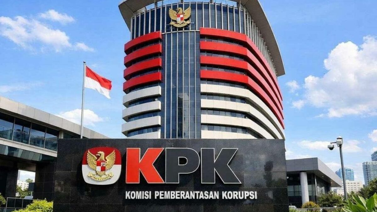 Petugas KPK melakukan penggeledahan di kompleks Kantor Bea Cukai Kudus dalam penyidikan perkara dugaan korupsi kepabeanan.