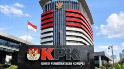 Petugas KPK melakukan penggeledahan di kompleks Kantor Bea Cukai Kudus dalam penyidikan perkara dugaan korupsi kepabeanan.