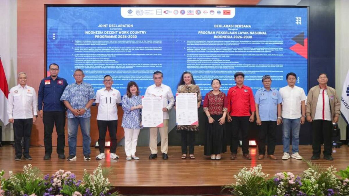 Penandatanganan deklarasi Program Pekerjaan Layak Nasional 2026–2030 oleh Kemnaker, APINDO, serikat pekerja, dan ILO di Jakarta.