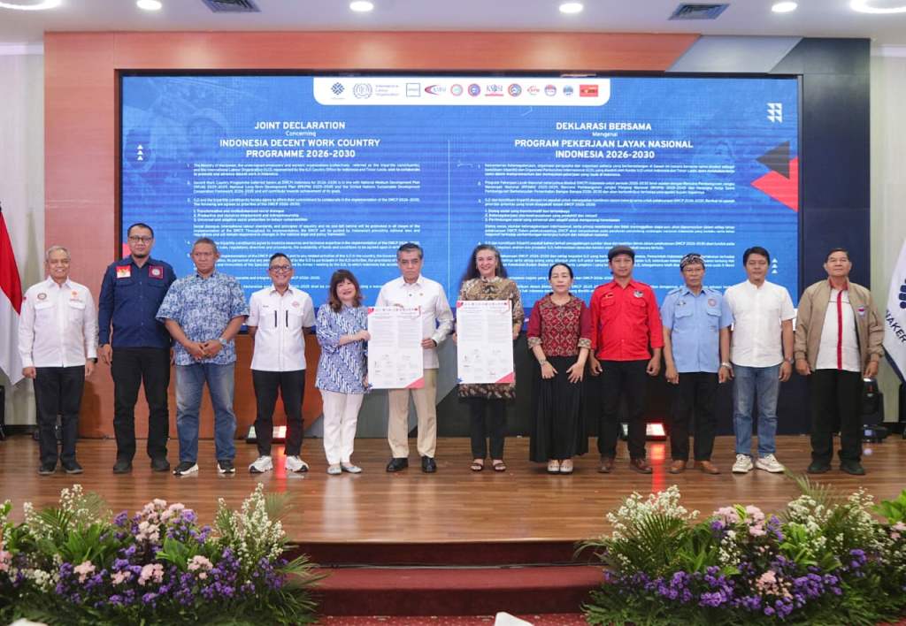 Penandatanganan deklarasi Program Pekerjaan Layak Nasional 2026–2030 oleh Kemnaker, APINDO, serikat pekerja, dan ILO di Jakarta.