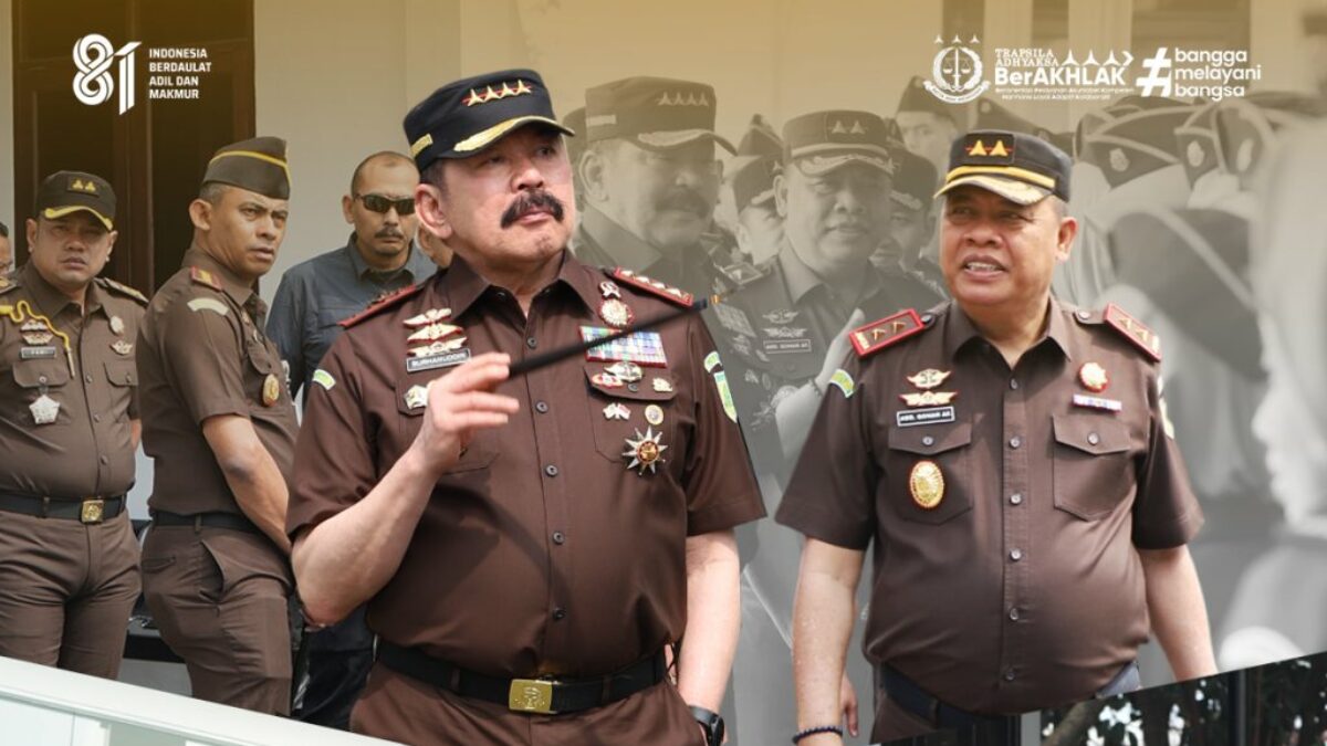Jaksa Agung Sanitiar Burhanuddin bersama jajaran Kejaksaan Agung dan Kejati Jawa Timur dalam inspeksi kerja di kantor kejaksaan wilayah Malang Raya.