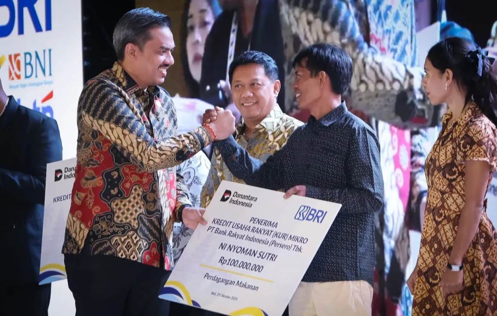 Menteri UMKM Maman Abdurrahman dalam kegiatan terkait program pembiayaan Kredit Usaha Rakyat untuk pengembangan UMKM.