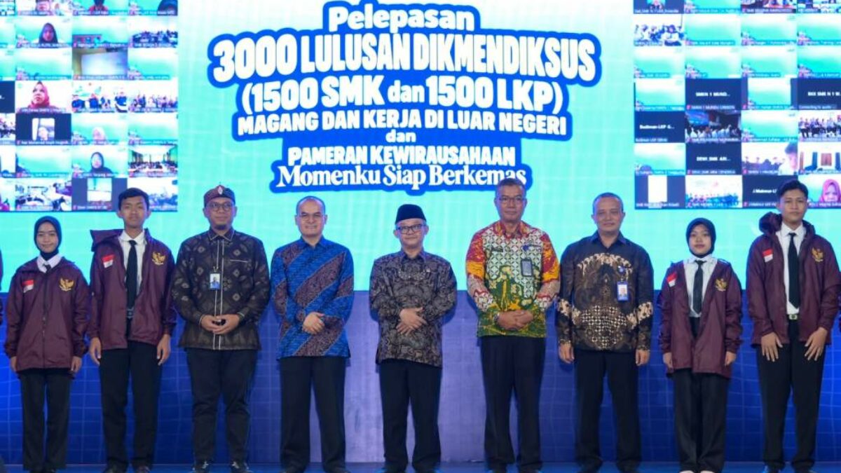 Mendikdasmen Abdul Mu’ti dalam kegiatan pelepasan lulusan SMK dan LKP yang akan mengikuti program magang dan bekerja di luar negeri di Sleman, Daerah Istimewa Yogyakarta.