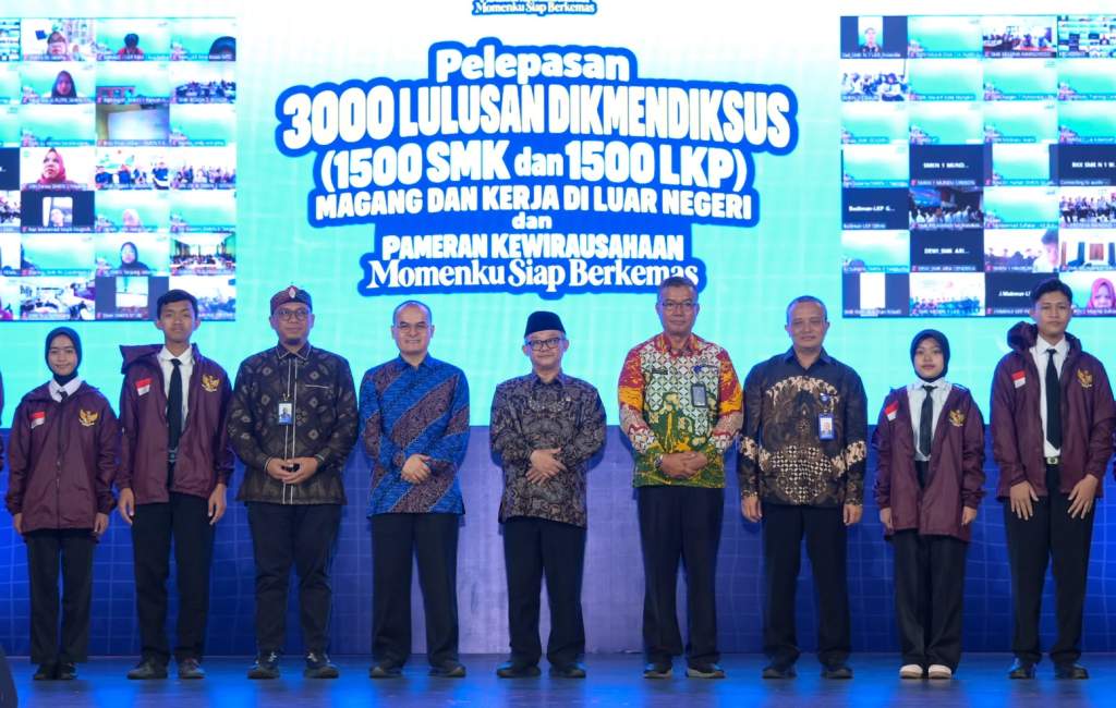 Mendikdasmen Abdul Mu’ti dalam kegiatan pelepasan lulusan SMK dan LKP yang akan mengikuti program magang dan bekerja di luar negeri di Sleman, Daerah Istimewa Yogyakarta.