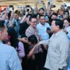 Pulang ke Jakarta Naik Whoosh, Prabowo Sapa dan Foto Bersama Warga di Stasiun Halim