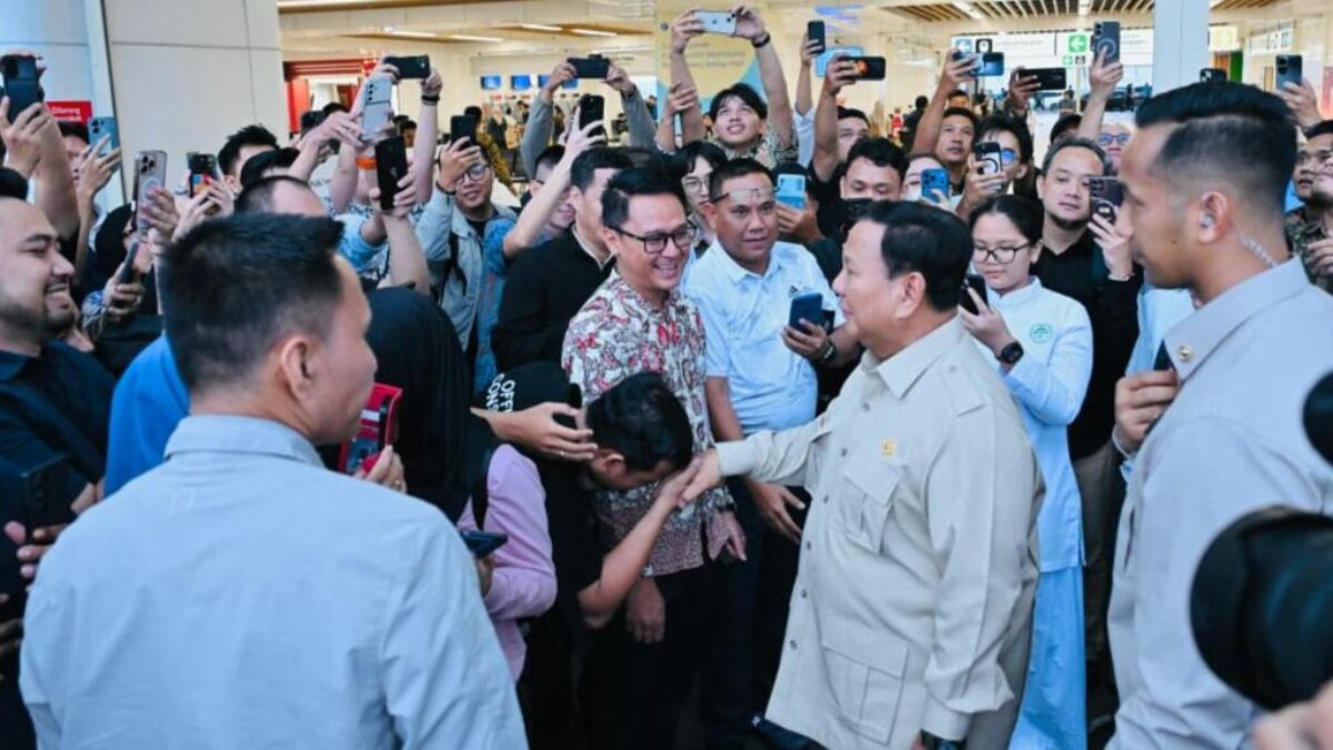 Pulang ke Jakarta Naik Whoosh, Prabowo Sapa dan Foto Bersama Warga di Stasiun Halim