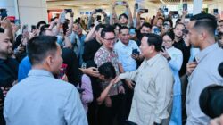 Presiden Prabowo Subianto berinteraksi dan berfoto bersama warga di Stasiun Halim setelah menggunakan kereta cepat Whoosh dari Bandung.
