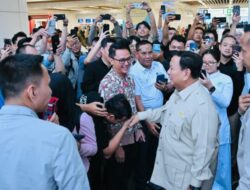Pulang ke Jakarta Naik Whoosh, Prabowo Sapa dan Foto Bersama Warga di Stasiun Halim