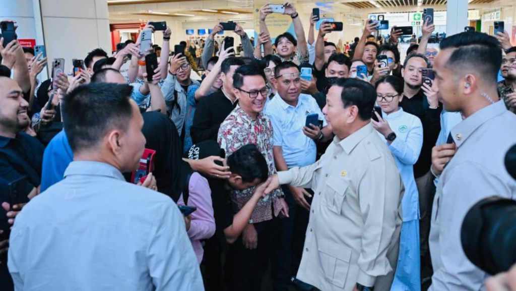 Presiden Prabowo Subianto berinteraksi dan berfoto bersama warga di Stasiun Halim setelah menggunakan kereta cepat Whoosh dari Bandung.