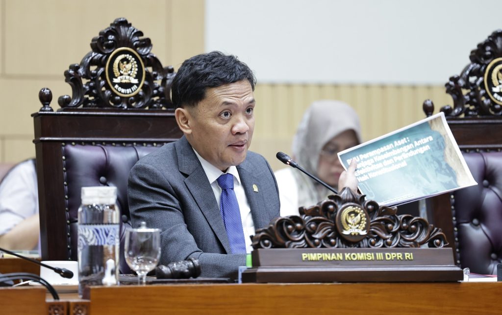 Ketua Komisi III DPR RI Habiburokhman dalam pemberitaan usulan pengembalian aset hasil kejahatan keuangan kepada korban.