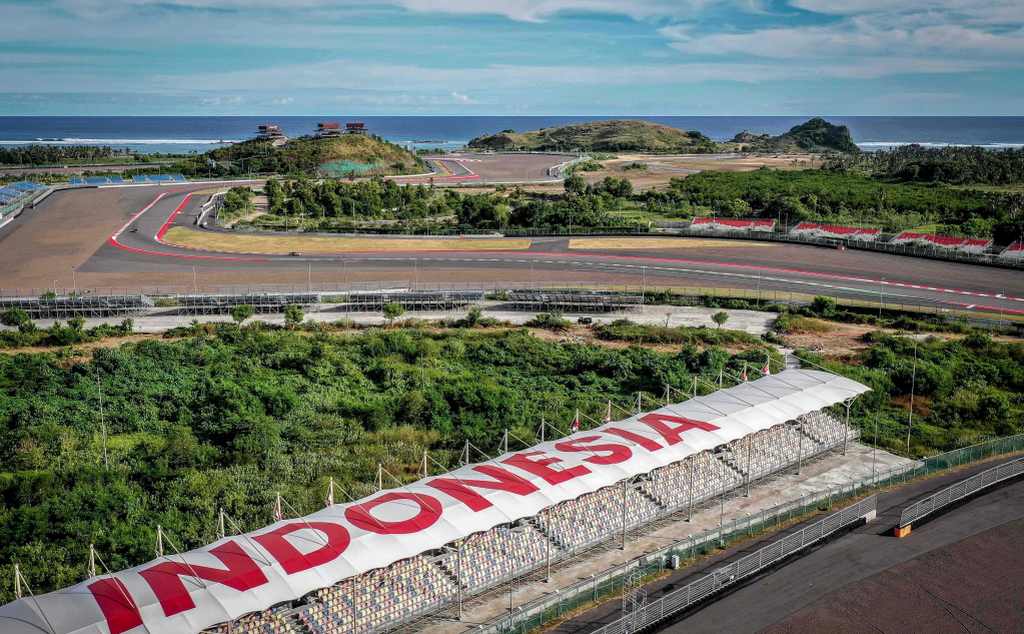 Suasana Pertamina Mandalika International Circuit di Lombok saat menjadi tuan rumah ajang MotoGP Mandalika.