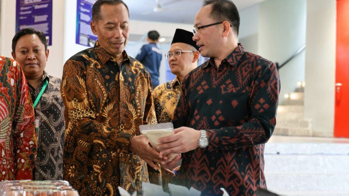 Wamendiktisaintek Fauzan membuka Living Lab Summit 2026 di Universitas Brawijaya, Malang.