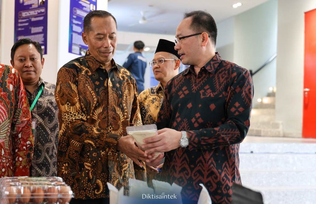 Wamendiktisaintek Fauzan membuka Living Lab Summit 2026 di Universitas Brawijaya, Malang.