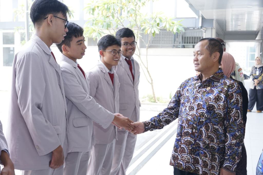 Kunjungan Menteri Perindustrian ke SMK-SMAK Bogor dan Politeknik AKA Bogor dalam agenda penguatan pendidikan vokasi industri.