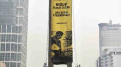 Aktivis Greenpeace Indonesia menyuarakan desakan penanganan krisis iklim dan penurunan beban biaya hidup di Bundaran HI.