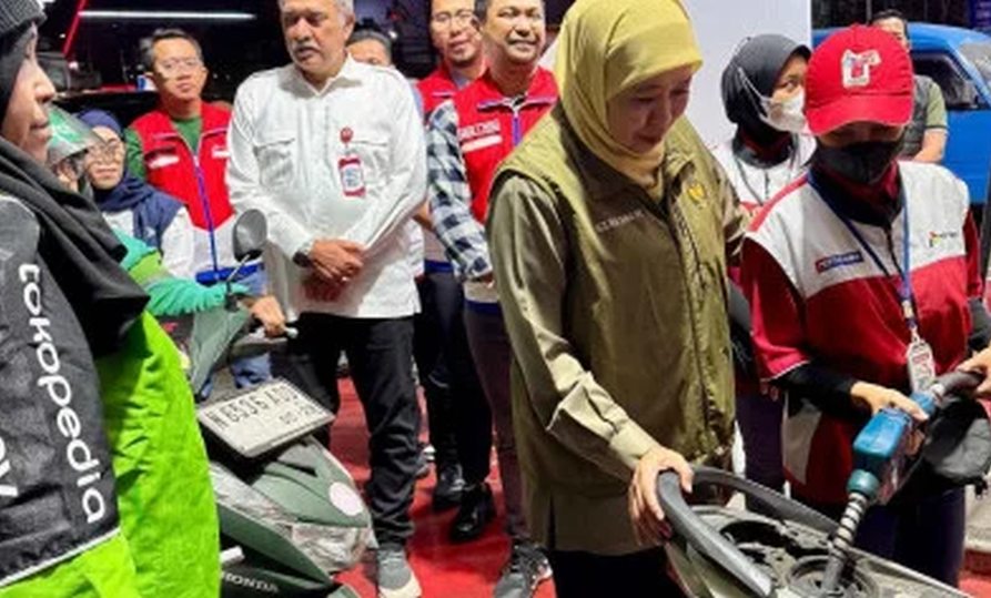 Pemantauan penyaluran Pertalite oleh Pertamina Patra Niaga bersama Gubernur Jawa Timur di SPBU Ciliwung, Kota Malang.