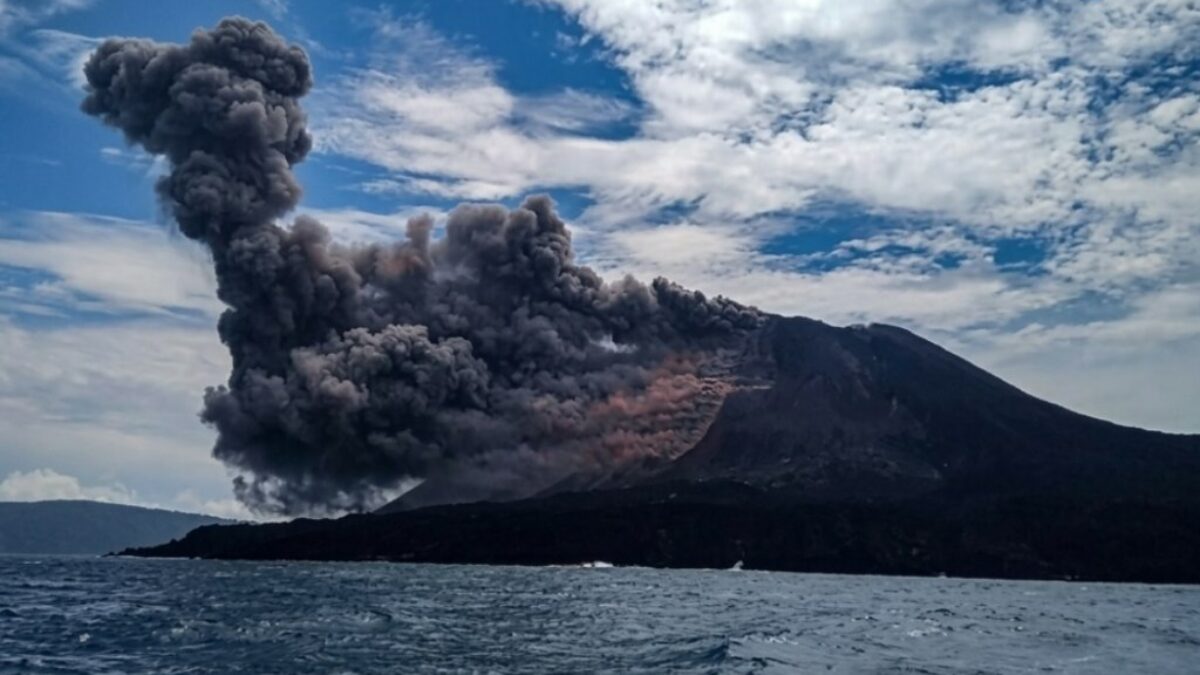 Gunung Anak Krakatau Erupsi Tiga Kali pada Minggu Siang, Kolom Abu Capai 500 Meter