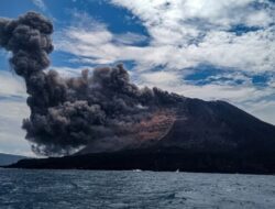 Gunung Anak Krakatau Erupsi Tiga Kali pada Minggu Siang, Kolom Abu Capai 500 Meter