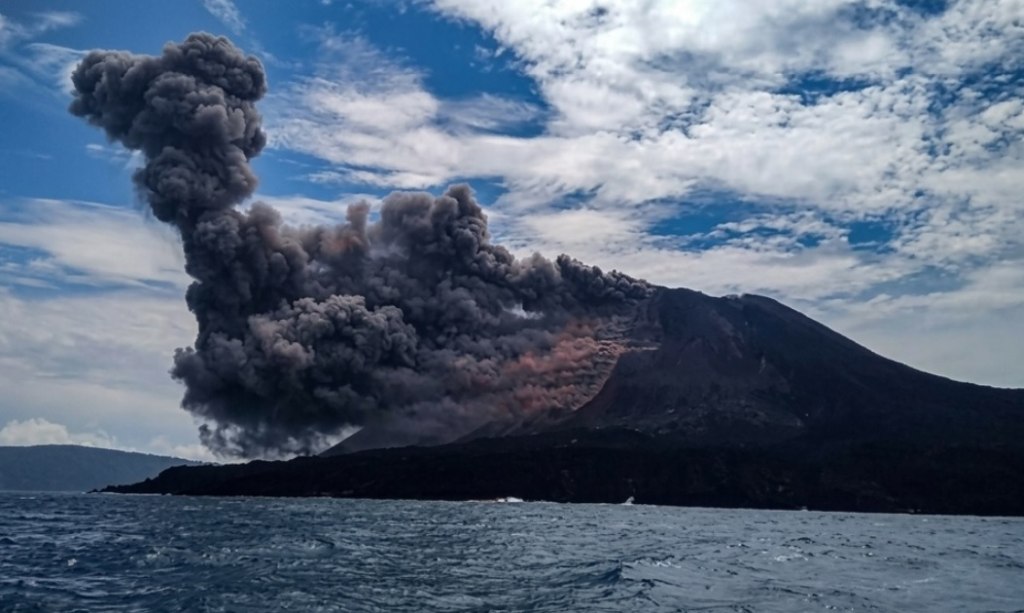Aktivitas erupsi Gunung Anak Krakatau di Selat Sunda dengan kolom abu vulkanik yang membubung dari kawah.