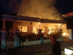 Diduga Konsleting Listrik, Rumah Pensiunan TNI AL Hangus Terbakar