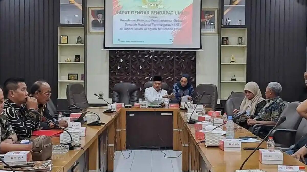 RDPU DPRD Kabupaten Malang bersama warga Polaman membahas rencana pembangunan SNT di Dampit.