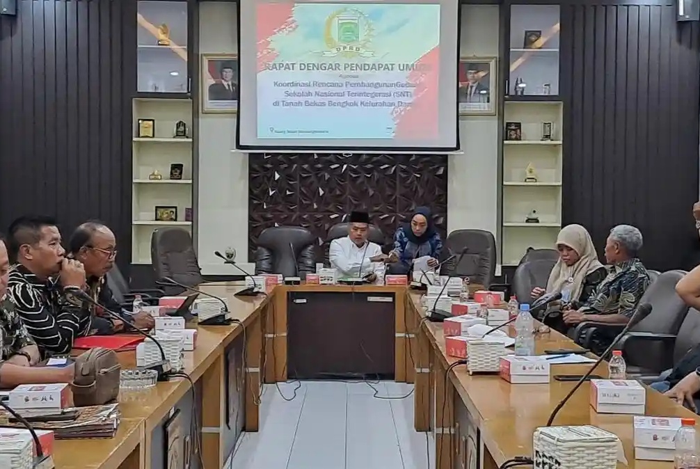RDPU DPRD Kabupaten Malang bersama warga Polaman membahas rencana pembangunan SNT di Dampit.